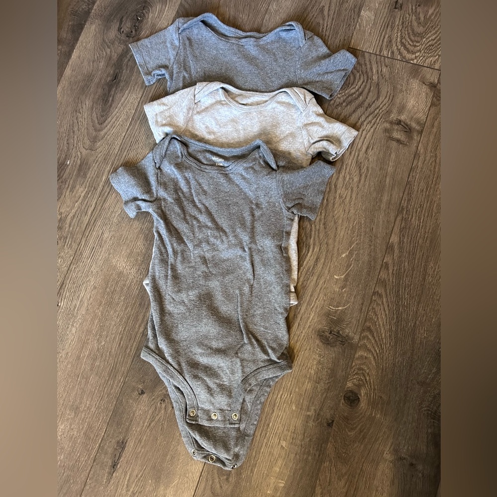 24M Simple Joys short sleeve onesies, set of 3